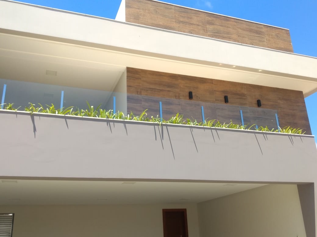 Guarda corpo com torres em inox e vidro incolor temperado e laminado.jpeg